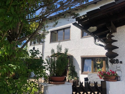 Eingang von der Doppelgaragenseite - Idyllisches Einfamilienhaus mit Einliegerwohnung vor den Toren Münchens im schönen Rosenheim