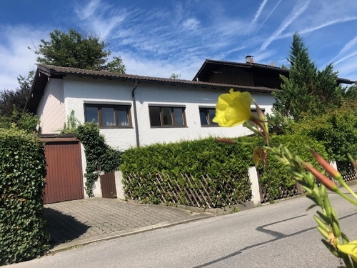 Frontseite Haus mit Blick zur Einzelgarage links - 4 Zimmer Einfamilienhaus in Rosenheim