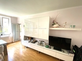 Wohnzimmer mit Balkontür - Möblierte 3-Zimmer-Wohnung mit Südwest-Loggia in top Lage Schwabing-West