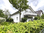 Blick auf Haus - Freistehendes Ein- Zweifamilienhaus auf sonnigem Gartengrundstück mit viel Potenzial in Ottobrunn