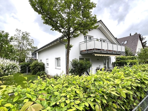 Blick auf Haus - Freistehendes Ein- Zweifamilienhaus auf sonnigem Gartengrundstück mit viel Potenzial in Ottobrunn