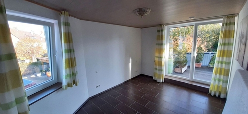 Zimmer OG mit Blick zur Teraase - 