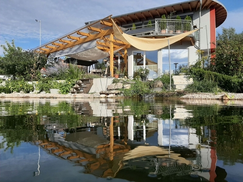 Deich mit Spiegelung Haus groß - Ein Juwel der Nachhaltigkeit: Sonnenhaus bei Coburg