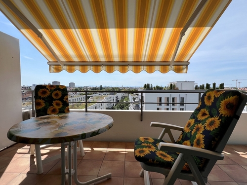 Loggia mit Markise - Sonnige Dachgeschoss-Wohnung in Schwabing mit herrlichem Ausblick