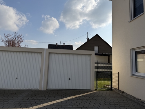 Garage mit Durchgang zum eigenen Garten - 