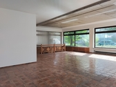 Ausstellung Verkaufsraum mit Treppe zum Lagerraum - 