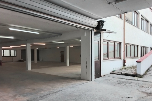 Vorplatz mit Rolltor - Halle zur Miete in Sauerlach