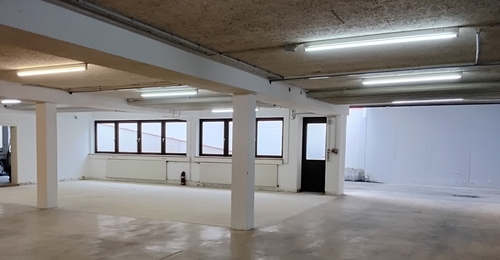 Vorplatz mit Rolltor - Halle in Sauerlach zur Miete