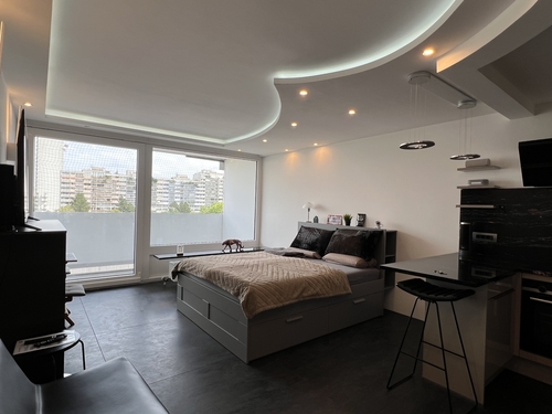 Wohnraum mit Küche - Anspruchsvolles Apartment mit hochwertiger Ausstattung am OEZ (U1U3Bus)