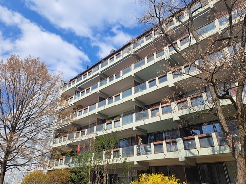 Außenansicht rückwärtig - Helle 3-Zimmer-Wohnung in der obersten Etage in Neuhausen am Olympiapark-Süd