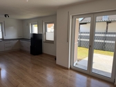 wohnzimmer mit Blick zu Terrasse und Küche - 6 Zimmer Erdgeschoßwohnung zum Kaufen in Ellgau