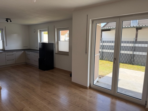 wohnzimmer mit Blick zu Terrasse und Küche - 6 Zimmer Erdgeschoßwohnung zum Kaufen in Ellgau