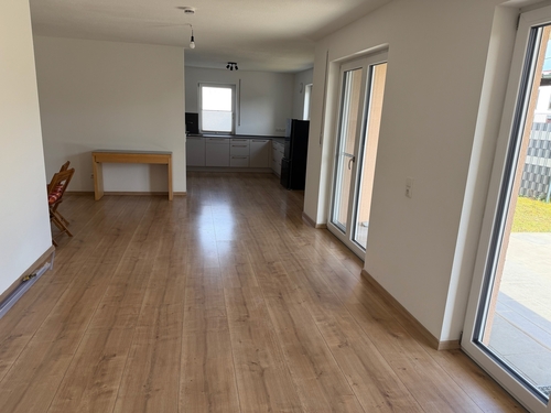 Wohnzimmer mit Blick zur Küche - 