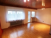 Wohnzimmer mit Zugang zum Balkon - Schicke 3 Zimmer Wohnung mit ca. 83m² Wohnfläche, Balkon und Kfz.Stellplatz