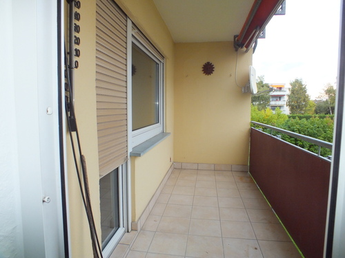 Balkon mit Markise mit 2 Eingänge - Frisch renovierte 3 Zimmer Wohnung mit ca. 75m² Wohnfläche mit Balkon und Garage