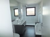 Badezimmer mit Wanne u. Dusche - 