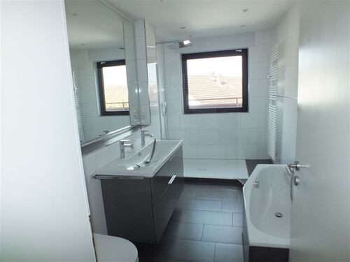 Badezimmer mit Wanne u. Dusche - 