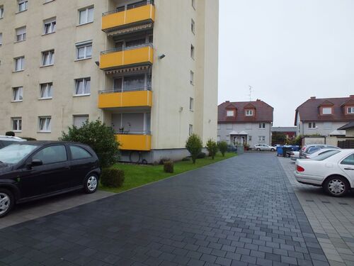 Einfahrt zum Parkplatz im Hof - 