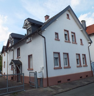 Das Haus - Zweifamilienhaus in Langen mit Garten und Hof