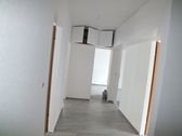 Flur mit Oberschränke - 3 Zimmer Appartement in Nauheim