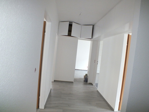 Flur mit Oberschränke - 3 Zimmer Appartement in Nauheim