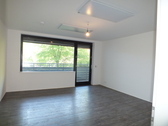 Wohnzimmer - Barrierefreie 4 Zimmer Wohnung ca. 94m² Wohnfläche mit Balkon und Kfz-Stellplatz in Nauheim