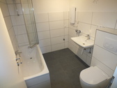 Badezimmer mit Wanne - 