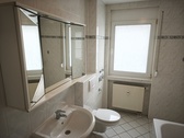 Badezimmer mit Wanne und Dusche - 