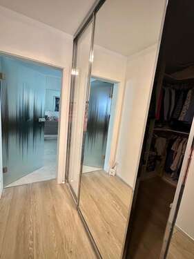Blick zur Ankleide und Bad EG - 
