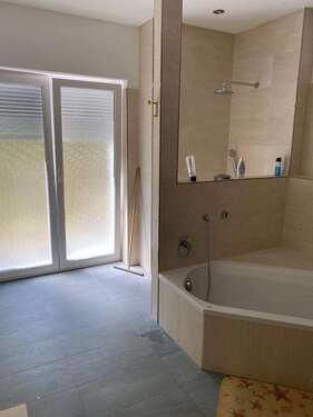 Bad 1 - 8 Zimmer Zweifamilienhaus in Karlsruhe