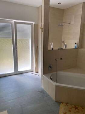 Bad - 8 Zimmer Zweifamilienhaus zum Kaufen in Karlsruhe