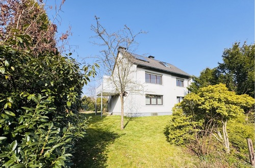 Straßenansicht - Zweifamilienhaus - Raum für Familie, Ideen und Zukunft