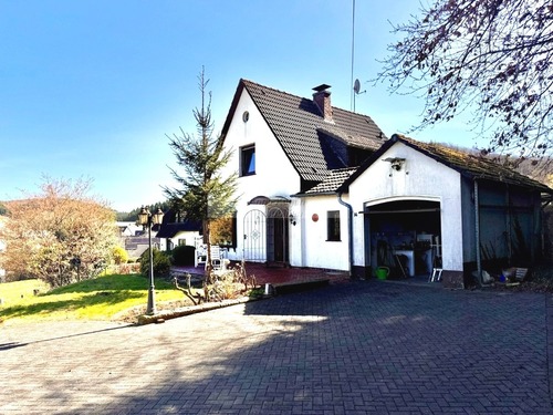 Ansicht Vorne - Ferienhaus mit Panorama-Lage in Sundern