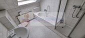 Weißes Bad mit Fenster - 