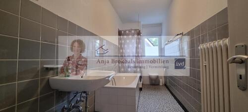 OG Fensterbad mit Dusche und Badewanne - 