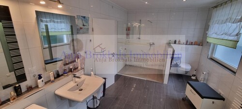 Große ebenerdige Dusche - 