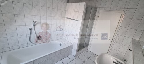 Badewanne und Dusche - 