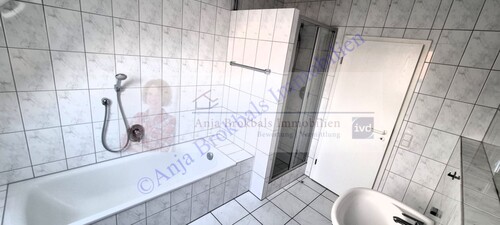 Dusche und Badewanne - 