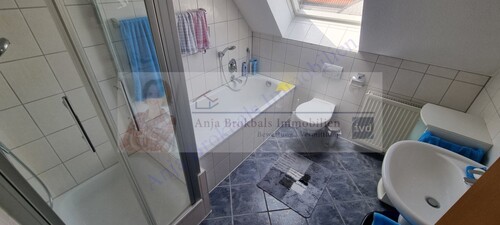 Bad mit Fenster, Dusche und Wanne - 