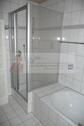Dusche und Badewanne - 