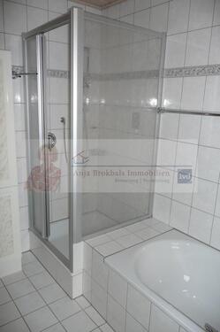 Dusche und Badewanne - 