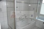 Weißes Badezimmer mit Fenster - 2- Zimmerwohnung mit 78,00 m² in Herzebrock zur Miete