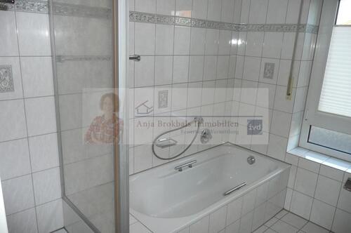 Weißes Badezimmer mit Fenster - 2- Zimmerwohnung mit 78,00 m² in Herzebrock zur Miete