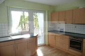 Küche ebenfalls mit Tür zum Balkon - 