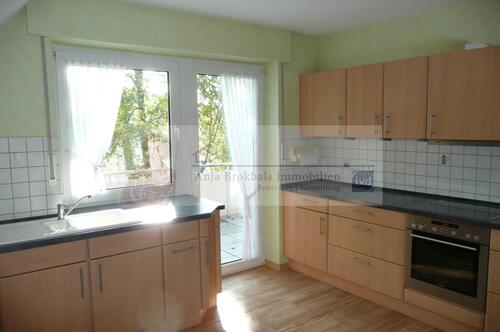 Küche ebenfalls mit Tür zum Balkon - 