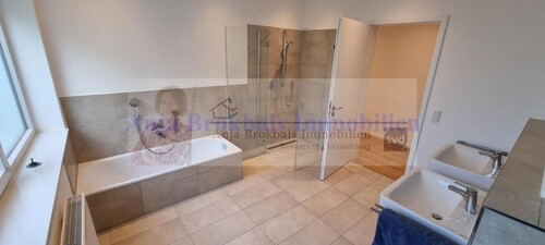 Badewanne und Dusche - 