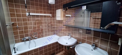 1 Bad mit Badewanne - 