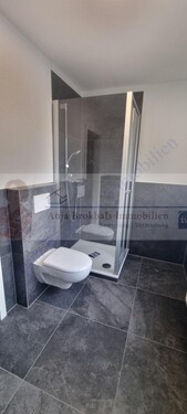 Bad mit Dusche - 