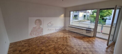 Wohnzimmer mit Balkon - 