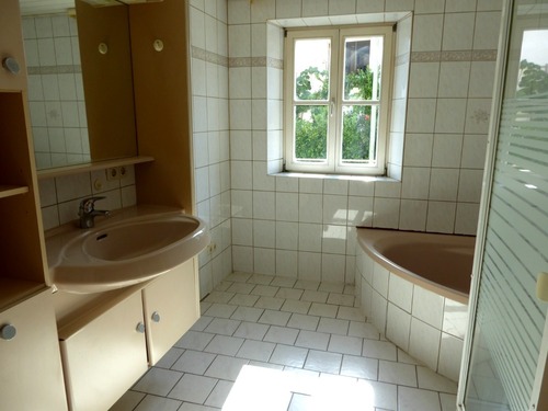 Bad mit Wanne und Dusche Erdgeschoss - 